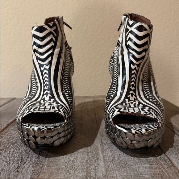 Black and White Geometric Women's Shoes - Picture 6 of 12